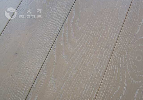 木地板翻新用什么油漆好，大荷水性漆为你焕新地板