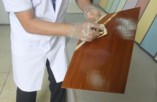 木器漆附着力不良，导致漆膜起泡脱落怎么解决？_木器漆|大荷水性漆