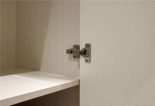 涂刷水性木器漆的封闭空间家具