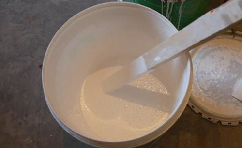 墙面翻新需要注意什么，可以直接刷漆吗？_墙面翻新|大荷水性漆