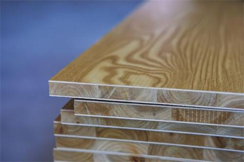 2、哪些地板不能用地板水性漆翻新